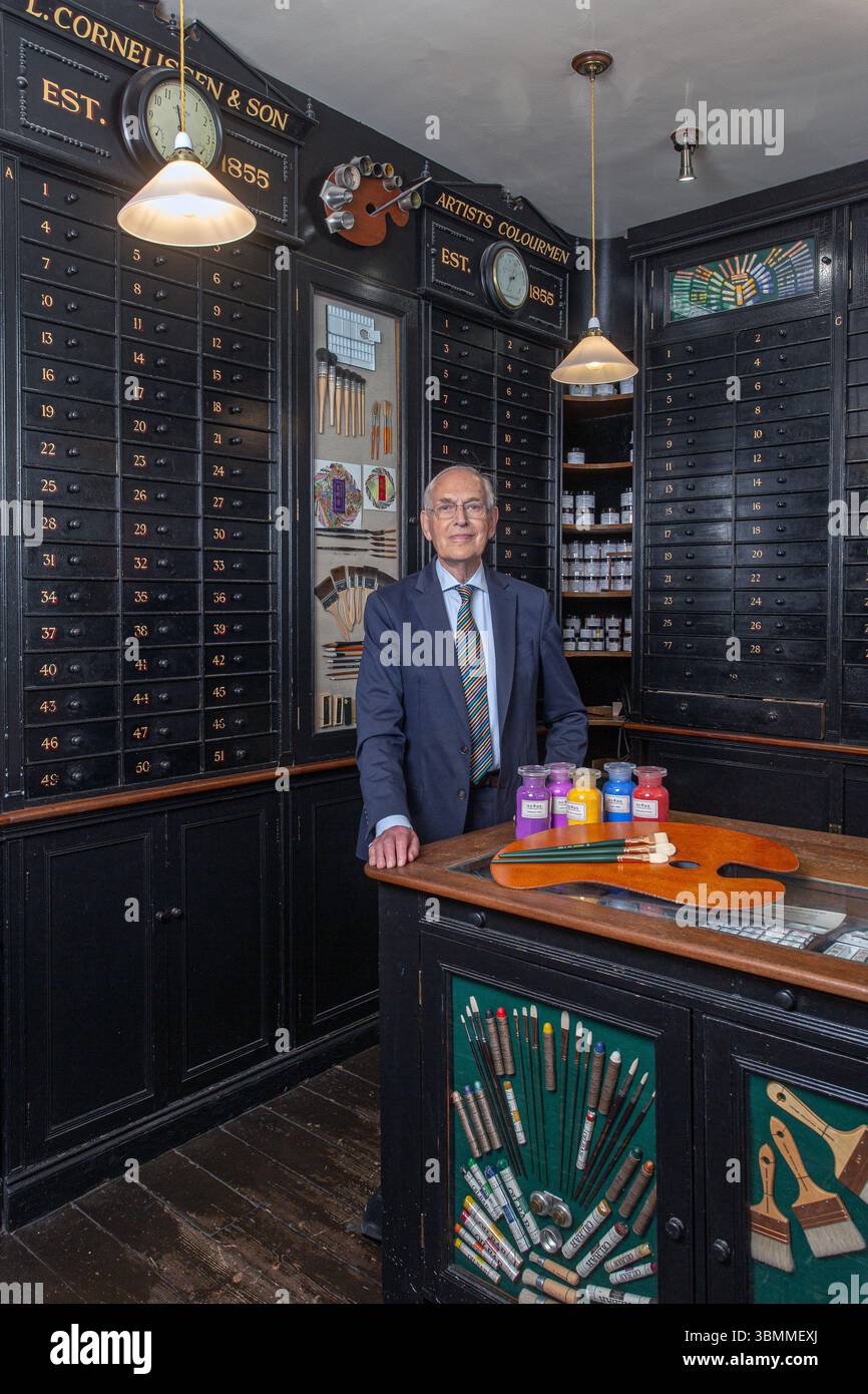 Nicholas Walt Besitzer von L Cornelissen & Son, dem legendären Londoner Kunstwarenladen (Ev. 1855). Stockfoto