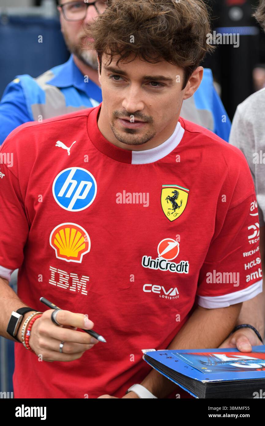 Spielberg, Österreich. Juni 2025. Charles LECLERC (MCO), Fahrer des Ferrari F1-Teams, ist bereit, ein Fan-Gadget im Fahrerlager während der MSC CRUISES AUSTRIAN GP 2025 auf dem Red Bull Ring in Spielberg (Steiermark, Österreich) zu signieren, der 11. Runde der FIA F1 Weltmeisterschaft 2025. Quelle: Riccardo Righetti/Alamy Live News Stockfoto