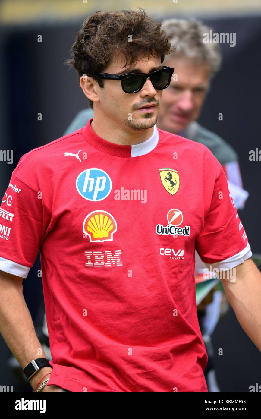 Spielberg, Österreich. Juni 2025. Charles LECLERC (MCO), Fahrer des Ferrari F1 Teams, am Eingang des Fahrerlagers während der MSC CRUISES AUSTRIAN GP 2025 auf dem Red Bull Ring in Spielberg (Steiermark, Österreich), 11. Runde der FIA F1 Weltmeisterschaft 2025. Quelle: Riccardo Righetti/Alamy Live News Stockfoto