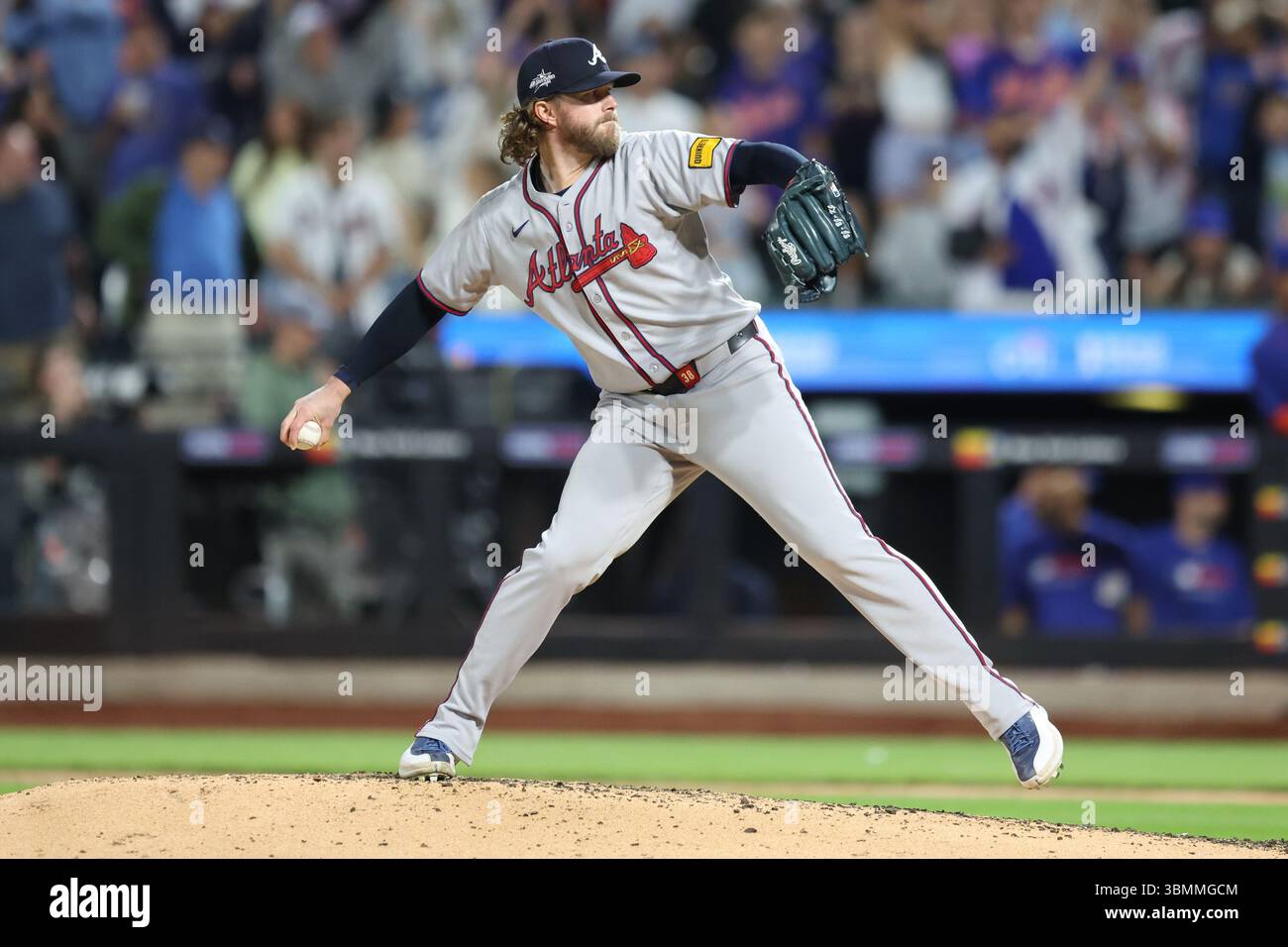 Atlanta Braves Relief Pitcher Pierce Johnson (38) wirft während des sechsten Inning des Baseballspiels gegen die New York Mets im Citi Field in Corona, New York, Donnerstag, 26. Juni 2025. (Foto: Gordon Donovan) Stockfoto