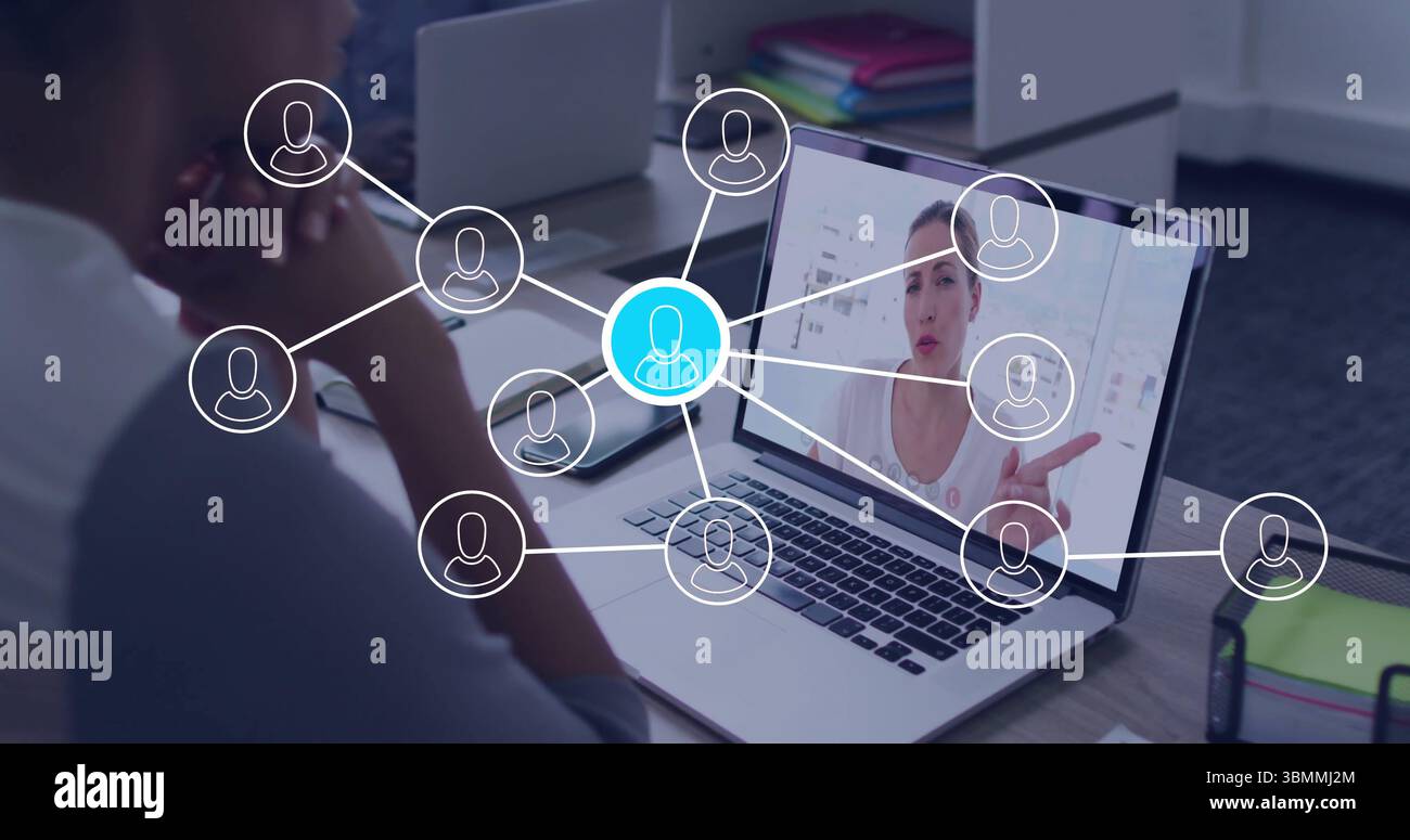 Teilnahme an einer virtuellen Besprechung, Person, die sich auf dem Laptop-Bildschirm mit dem Netzwerk verbindet Stockfoto