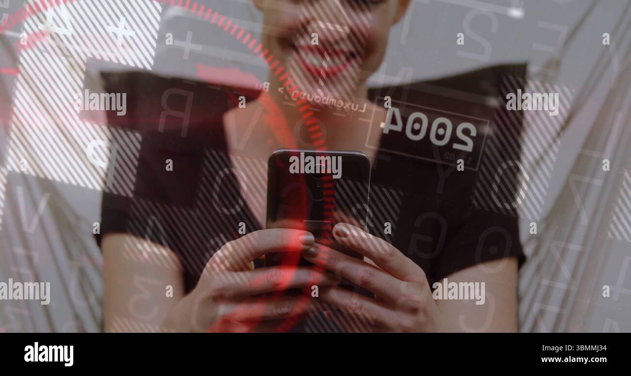 Lächelnde Frau, die in einem modernen Zimmer ein schwarzes Off-Shoulder-Top trägt und ein Smartphone hält, mit Code-Overlays Stockfoto