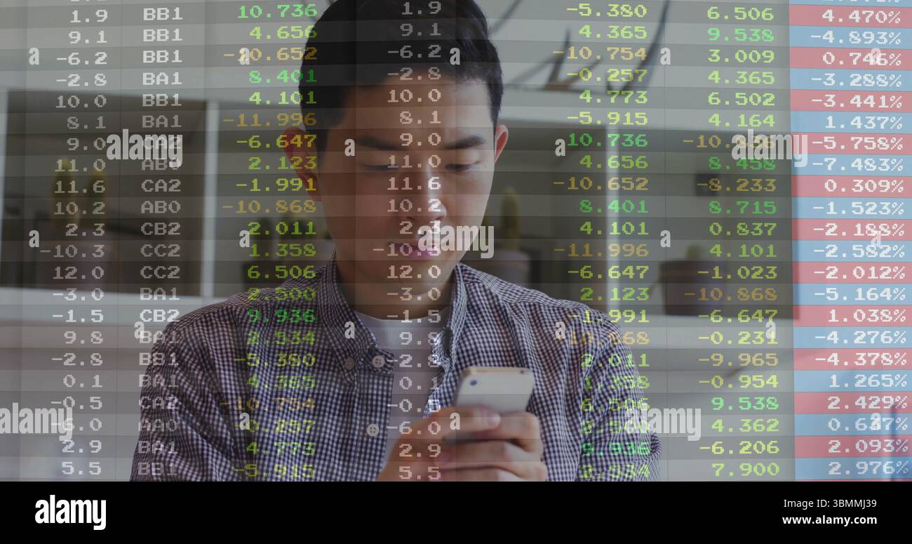 Überprüfung von asiatischen Männern, die Börsendaten auf dem Smartphone in der Bürolounge überwachen, mit Ticker-Overlay Stockfoto