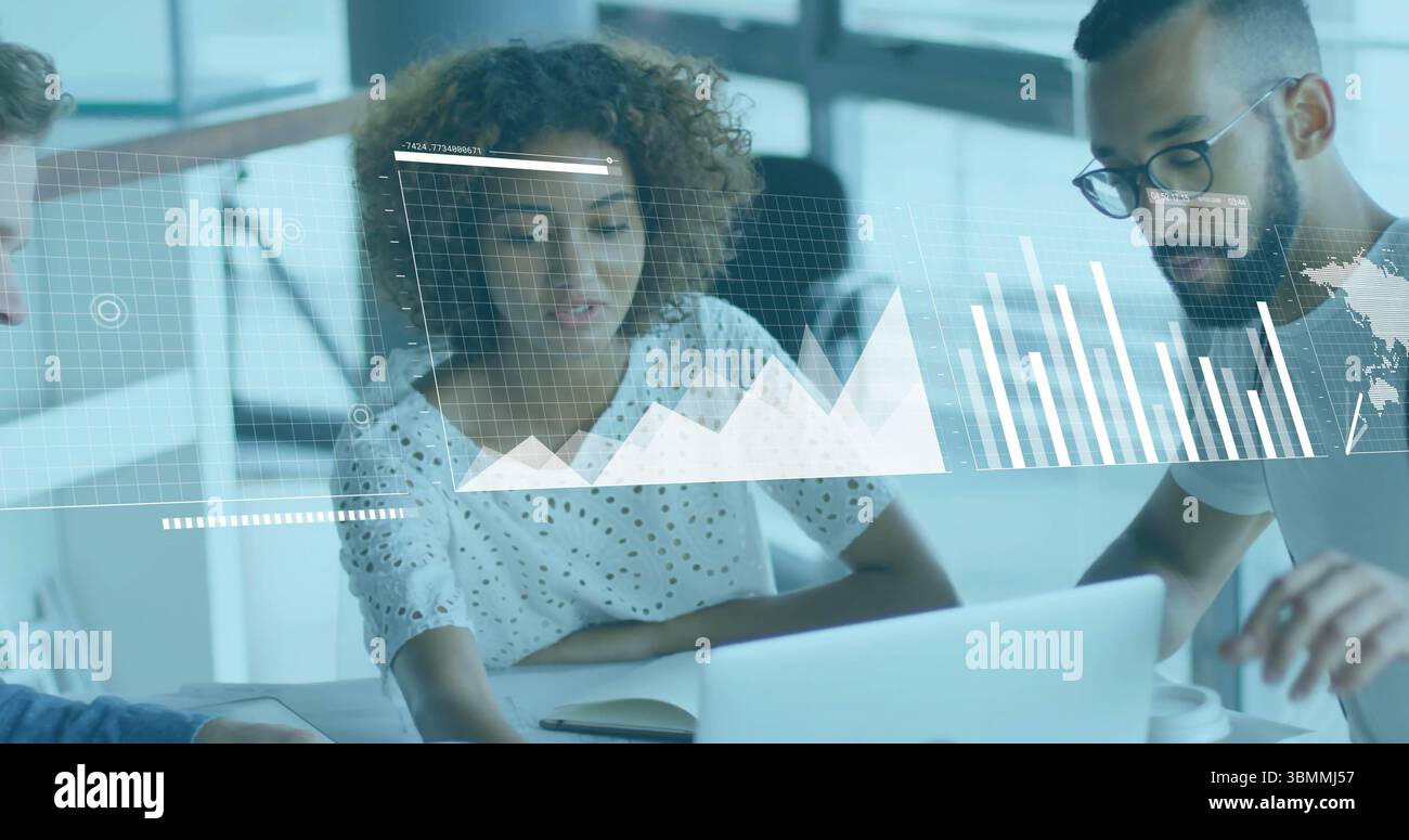 Drei Experten, die im Büro zusammenarbeiten, mit Laptop und Notebook Stockfoto