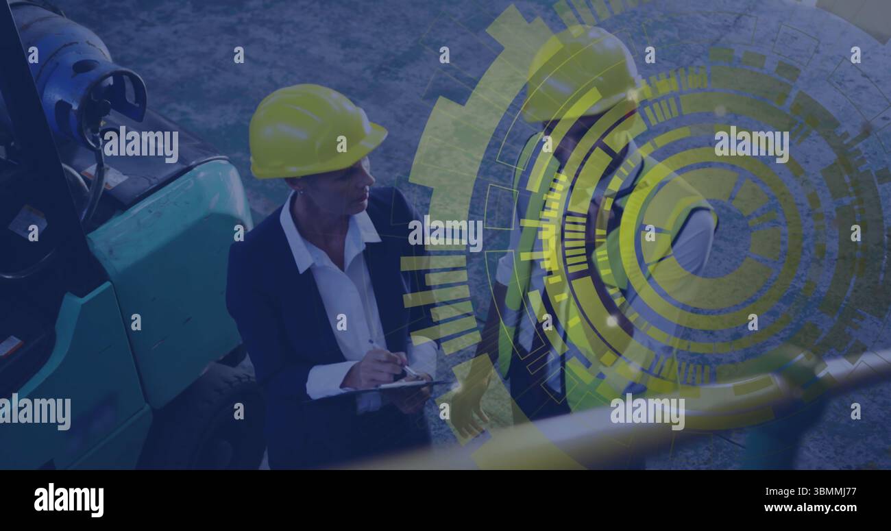 Überprüfung des Bauduos mit gelben Helmen, Prüfung der Zwischenablage auf der Baustelle mit Überlagerungsgrafiken Stockfoto