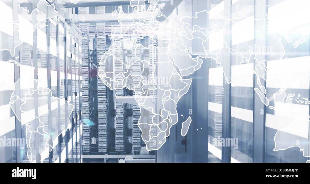 Datenserver in modernen Einrichtungen mit Weltkarten-Overlay-Bild Stockfoto