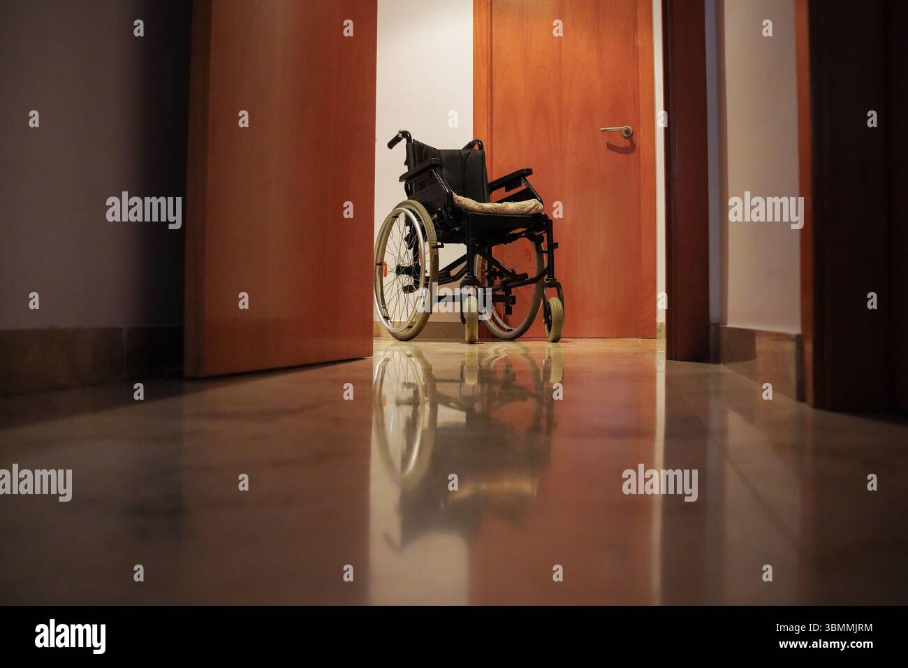 Leerer Rollstuhl zu Hause. Zugänglichkeit für Patienten mit eingeschränkter Mobilität. Stockfoto