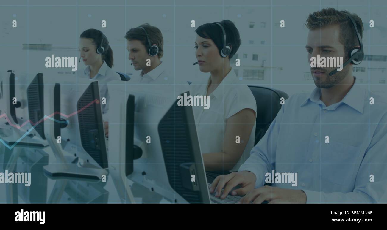 Arbeitsgruppe mit vier Callcenter-Agenten, die an Büroarbeitsplätzen tippen und sprechen, mit Headsets Stockfoto