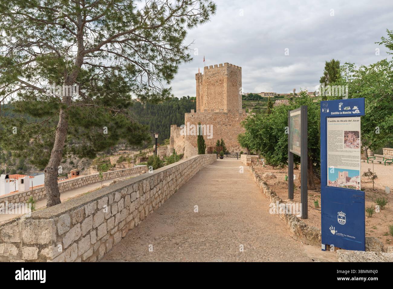 Die Burg Almohad der Stadt Alcalá del Júcar befindet sich auf einem Felsen, der von der Schlucht des Flusses Júcar gebildet wurde, Albacete, Kastilien La Mancha, Spanien, Europa. Stockfoto