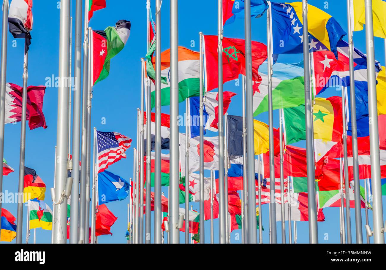 Die Nationalflaggen der Länder des Weltkongresses winken im Wind, mit Dschibuti, bosnischen, marokkanischen, senegalesischen, Kubaner, US-Banner winken im Vordergrund Stockfoto