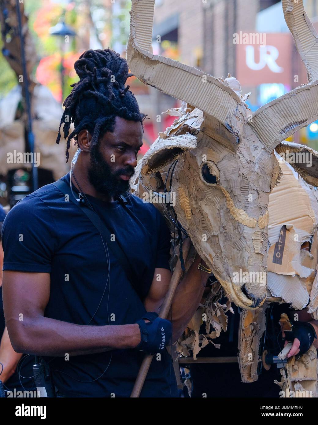 London, Großbritannien. Juni 2025. Lebensgroße Tierpuppen kamen heute Morgen in London an und setzen ihre Reise durch das West End von Covent Garden nach Somerset House fort. The HERDS, ein Imtiative für Klimakunst, möchte alle inspirieren, die die Performance auf ihrer 000 km langen Reise erleben. Quelle: Eleventh Photography/Alamy Live News Stockfoto