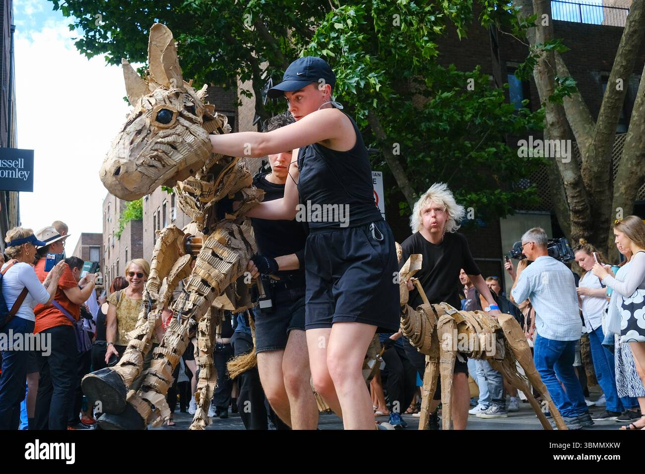 London, Großbritannien. Juni 2025. Lebensgroße Tierpuppen kamen heute Morgen in London an und setzen ihre Reise durch das West End von Covent Garden nach Somerset House fort. The HERDS, ein Imtiative für Klimakunst, möchte alle inspirieren, die die Performance auf ihrer 000 km langen Reise erleben. Quelle: Eleventh Photography/Alamy Live News Stockfoto