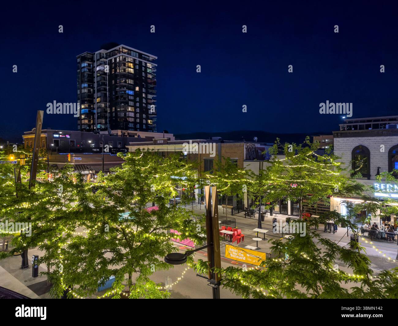 Bernard Street bei Nacht, Kelowna, British Columbia, Kanada. Stockfoto