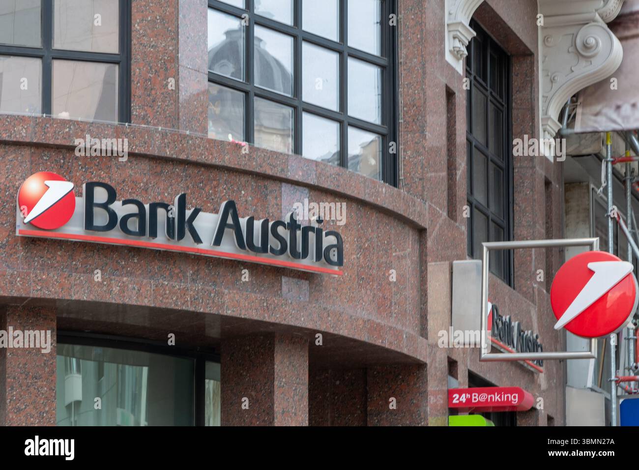 Moderne Bankfiliale mit erkennbarem Bank Austria Logo, Österreich, Wien, 27. Juni 2025 Stockfoto