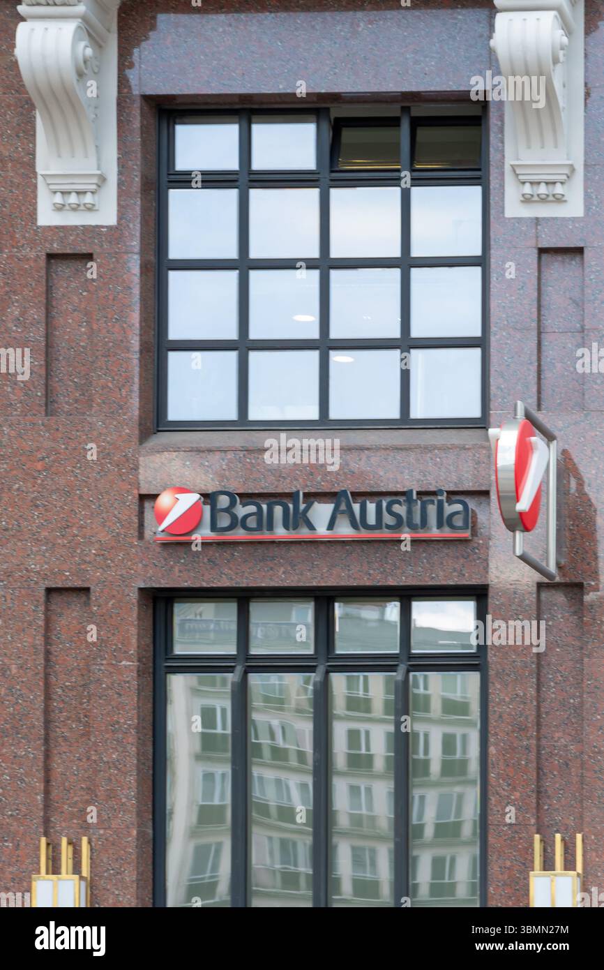 Bank Austria's Logo und Name auf dem Hintergrund der urbanen Architektur, Austria, Wien, 27. Juni 2025 Stockfoto