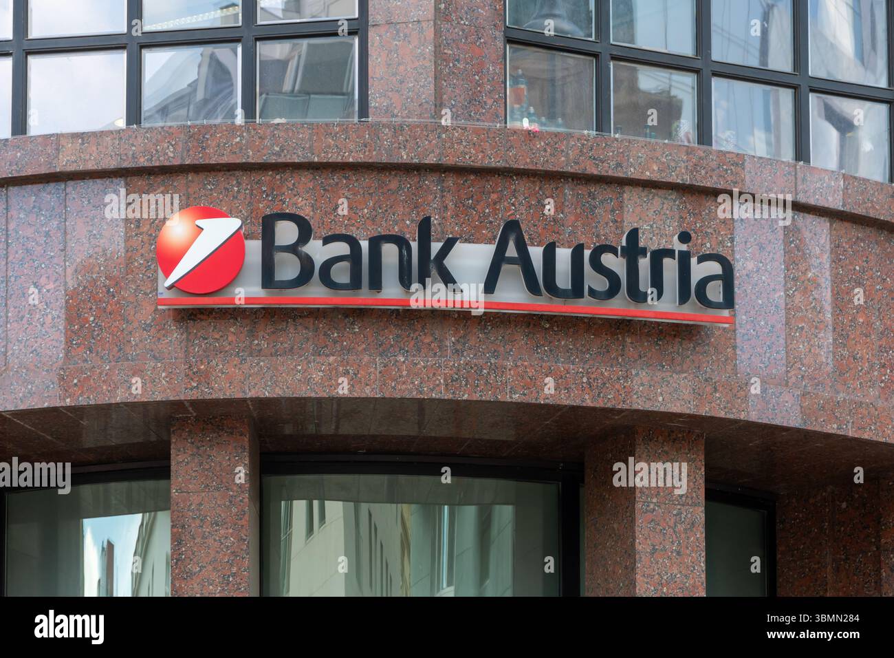 Die Fassade der Bank Austria Filiale mit einem modernen Logo auf dem Hintergrund der Marmorverkleidung des Gebäudes, Österreich, Wien, 27. Juni 2025. Stockfoto