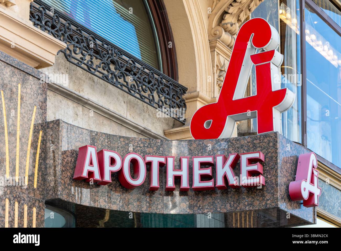 Die Fassade der Apotheke zeigt das traditionelle österreichische Zeichen „Apotheke“ und den markanten roten Buchstaben „A“, das Symbol der Apotheken in Österreich. Stockfoto