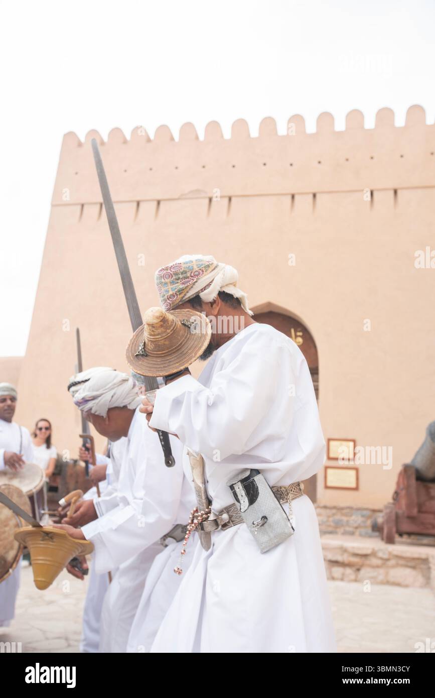 Nizwa, Oman, Al Razha Folk Dance, ein traditioneller Tanz mit Schwertern. Stockfoto