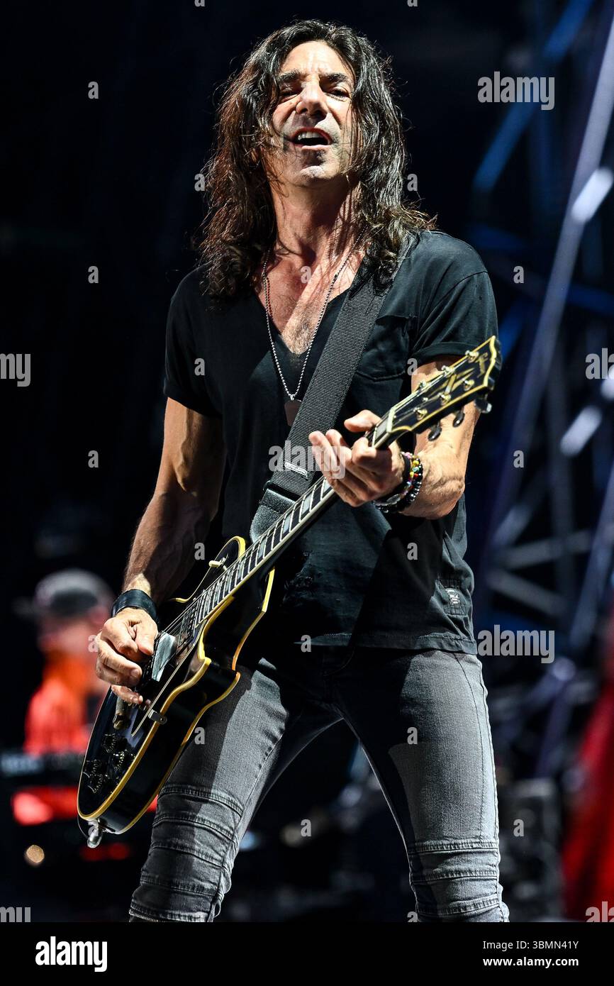 Rom, Italien. Juni 2025. Stef Burns tritt während der VASCO LIVE DUEMILAVENTICINQUE am 27. Juni 2025 im Olympiastadion in Rom auf. (Foto: Domenico Cippitelli/NurPhoto) Credit: NurPhoto SRL/Alamy Live News Stockfoto