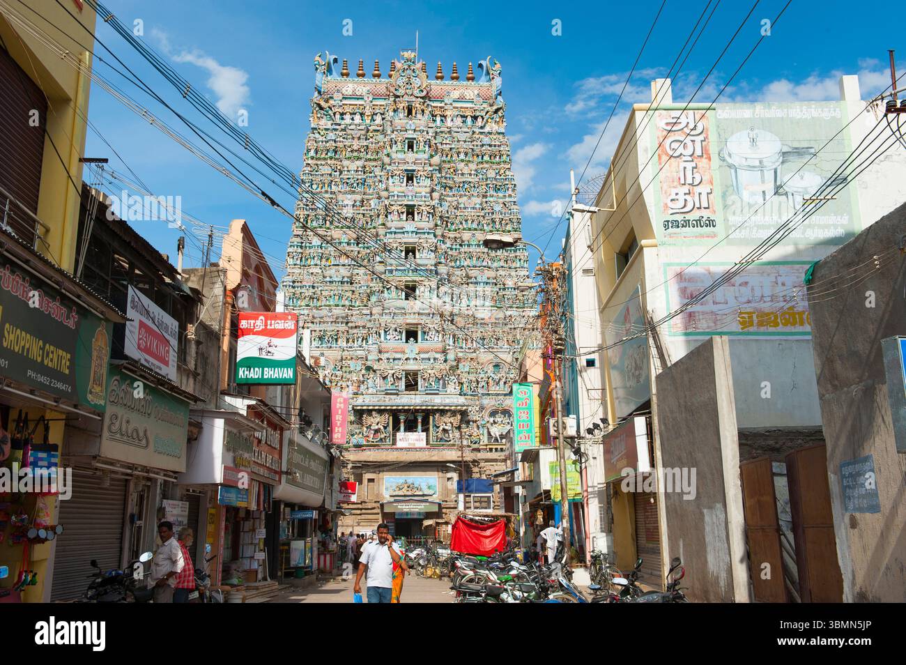 Westlicher Gopuram (Torturm) des Meenakshi Amman Tempels, Madurai, Staat Tamil Nadu, Südindien, Asien Stockfoto