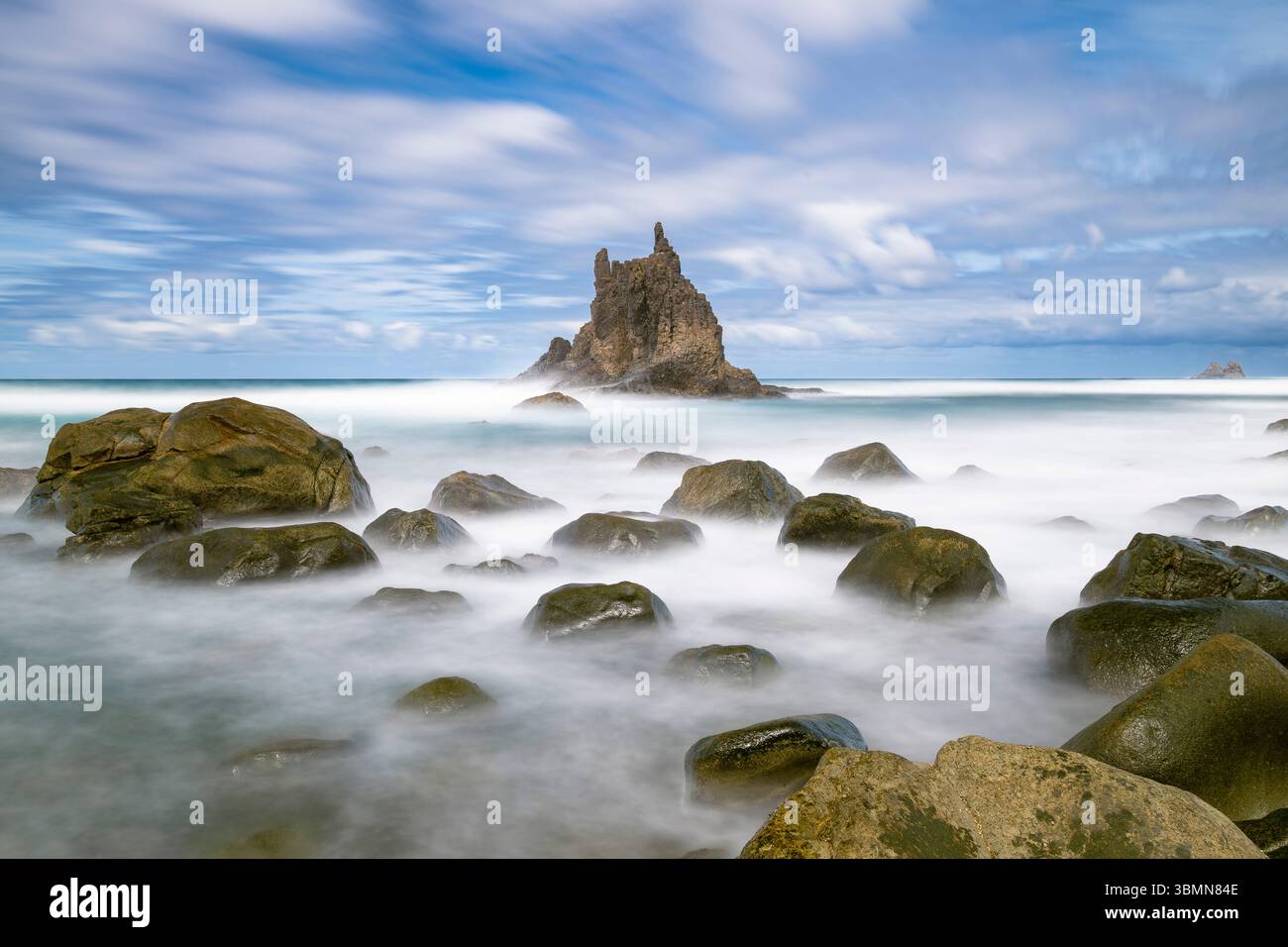 Der Roque Benijo Felsen am Strand von Benijo. Provinz Santa Cruz de Teneriffa, Nordküste von Teneriffa, Spanien Stockfoto