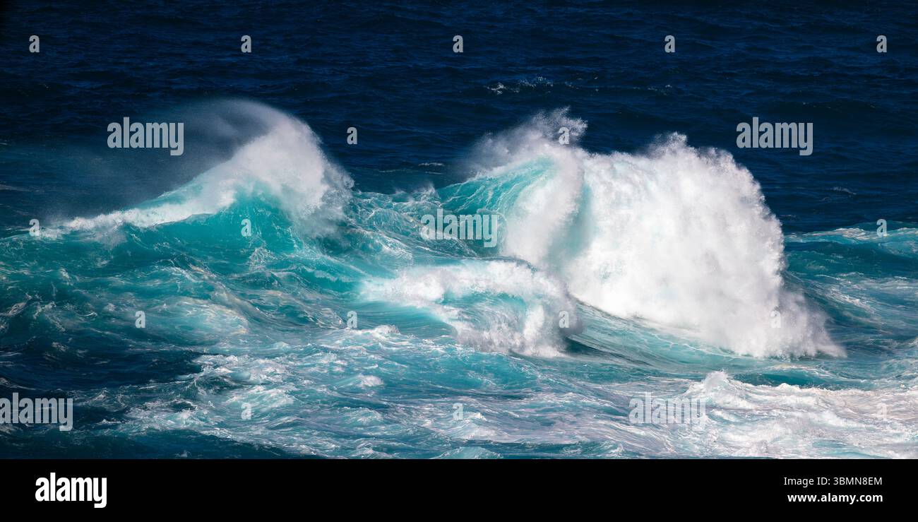 Wellen an der Küste von Icod de Los Vinos, Teneriffa, Spanien Stockfoto