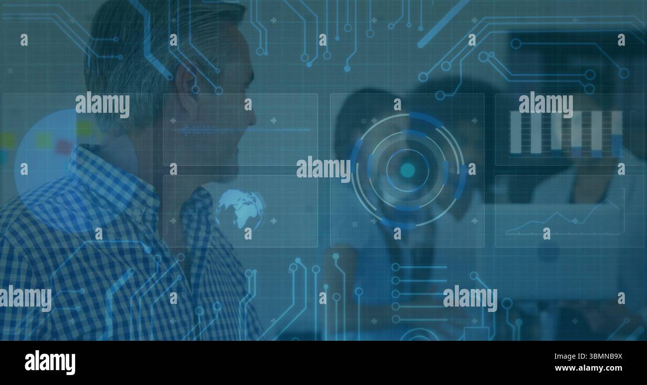 Zusammenarbeit von vier Profis, die am Schreibtisch im Sitzungssaal Bildschirm mit holografischen Überlagerungen betrachten Stockfoto