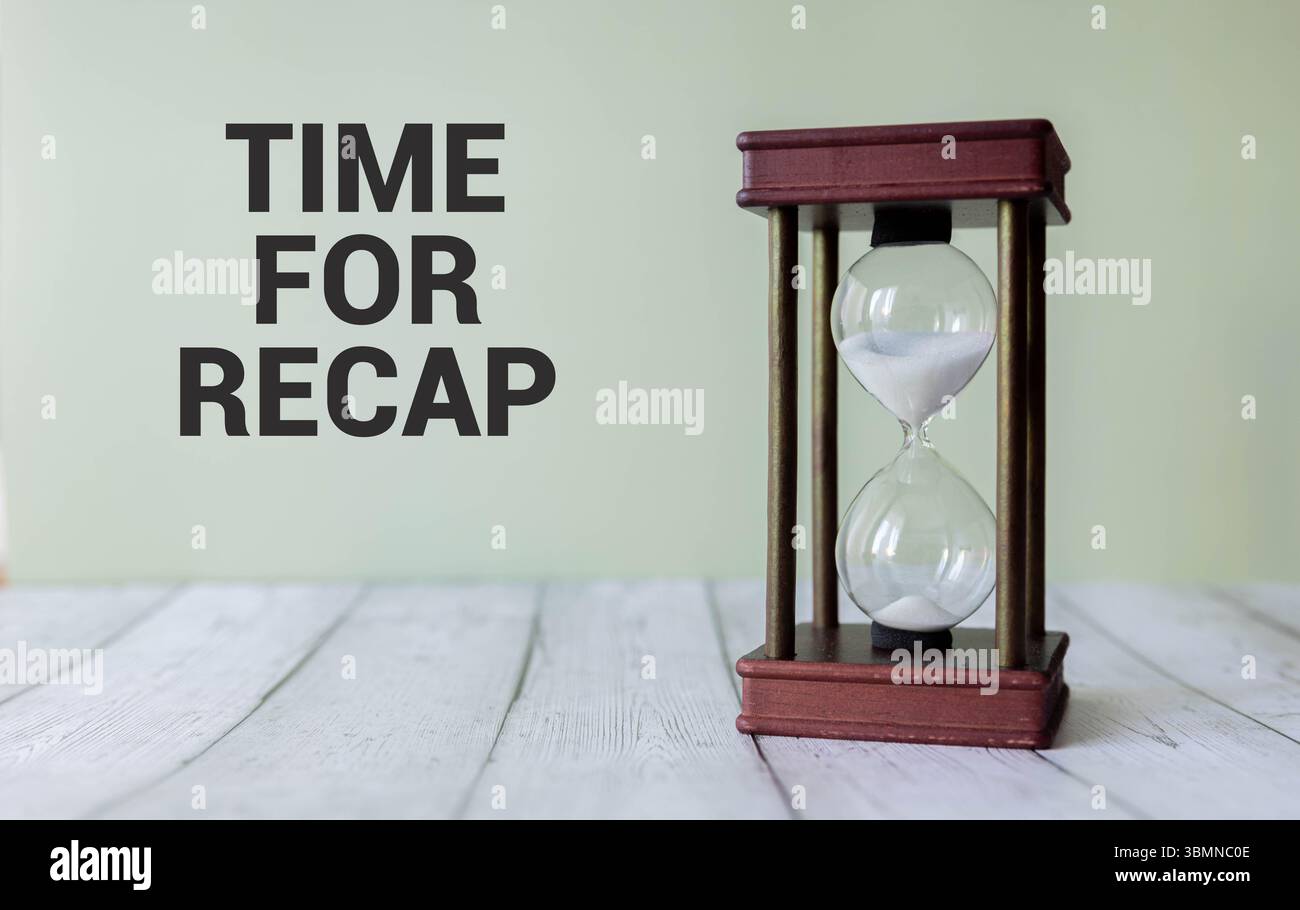 Der Text TIME FOR RECAP erscheint auf gelbem Papier hinter zerrissenem Farbpapier. Stockfoto