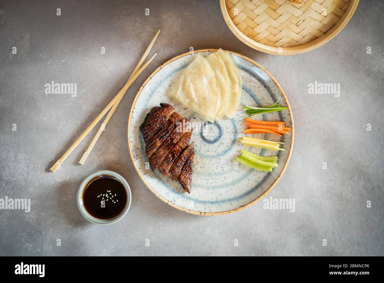 Peking-Ente mit Gemüsestreifen und Reispapier Stockfoto