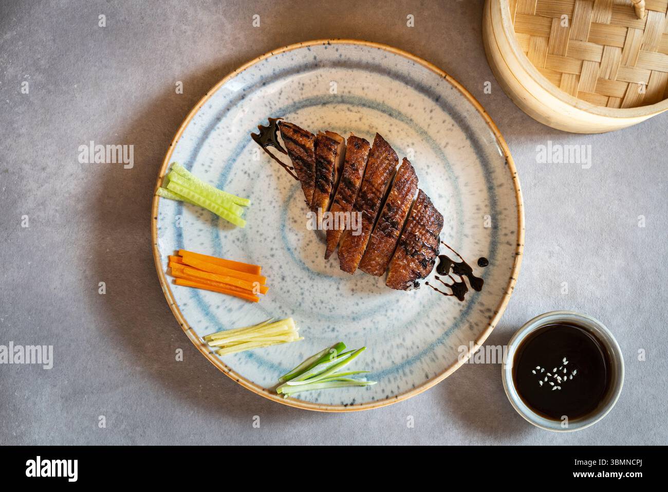 Peking-Ente mit Gemüsestreifen Stockfoto