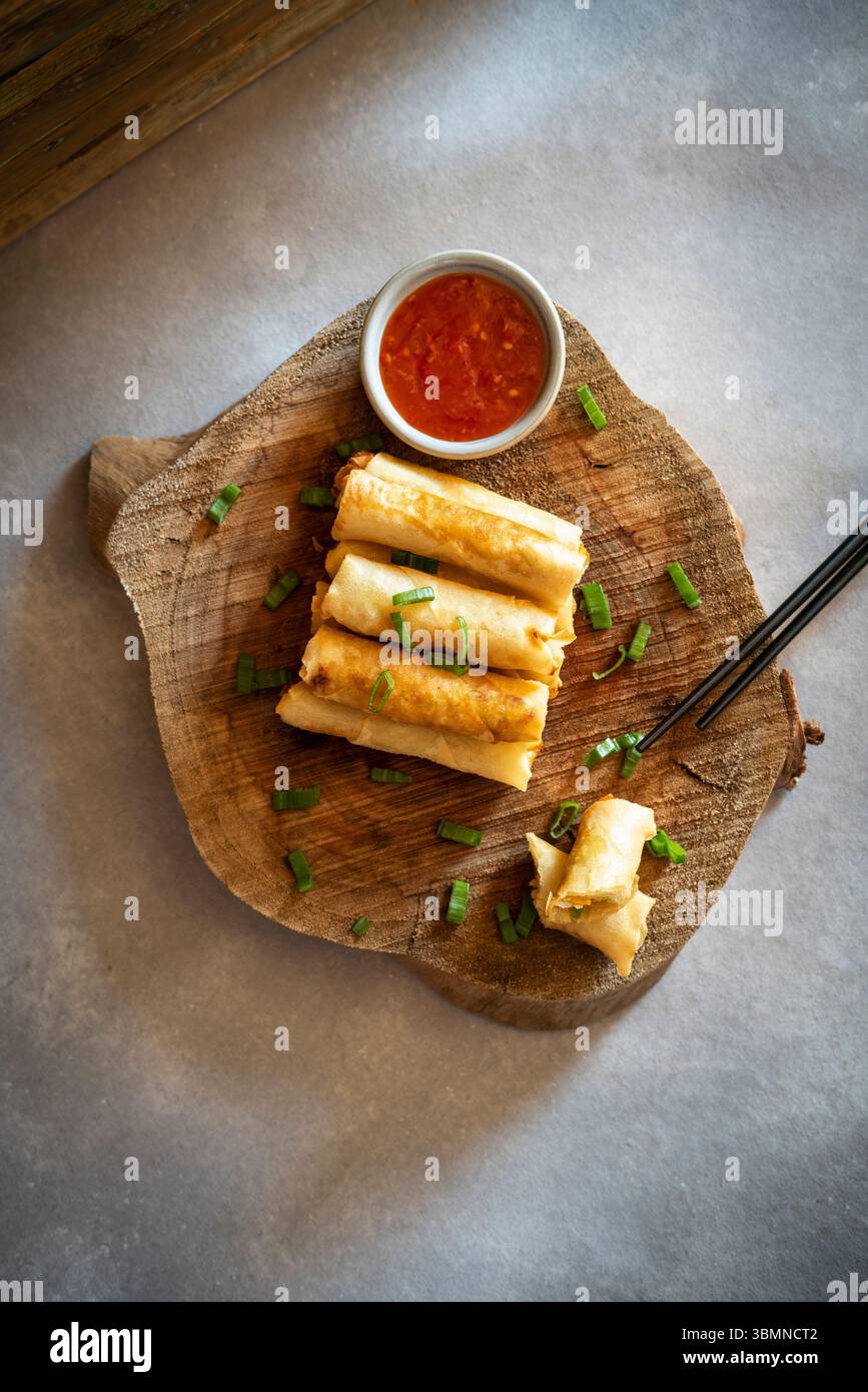 Frühlingsrollen mit Chili-dip Stockfoto