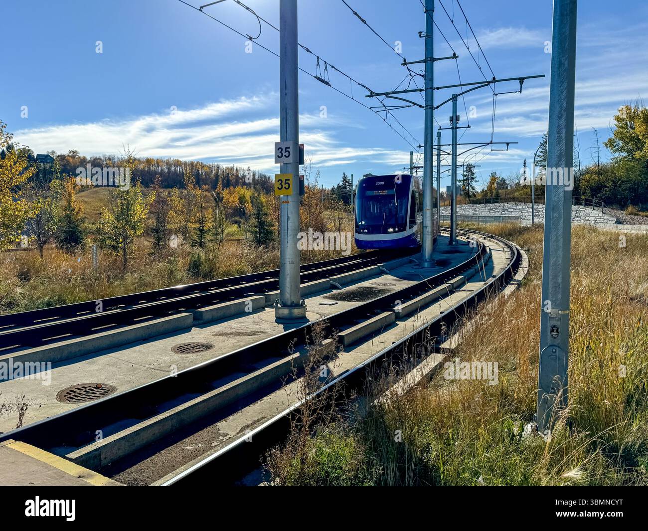 Edmonton, Alberta - 13. Oktober 2024: Ein innerstädtischer Eisenbahnwagen Edmonton Stockfoto