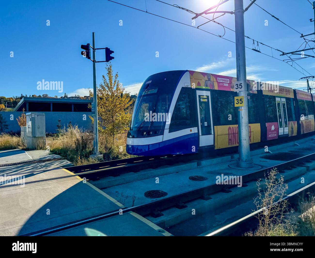 Edmonton, Alberta - 13. Oktober 2024: Ein innerstädtischer Eisenbahnwagen Edmonton Stockfoto
