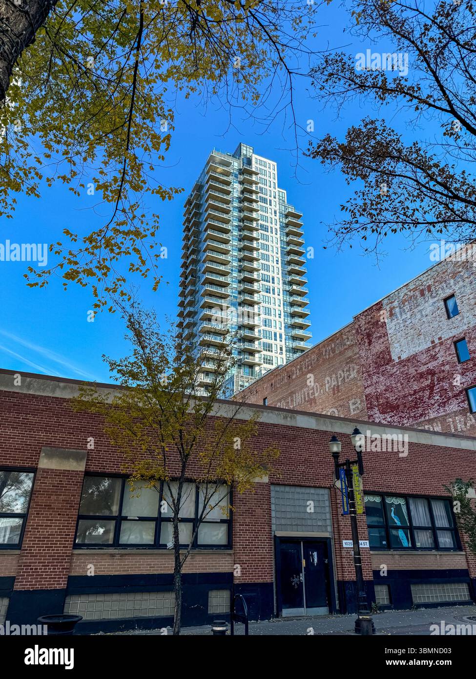 Edmonton, Alberta - 13. Oktober 2024: Ein Wohnturm im ICE-Viertel in der Innenstadt von Edmonton Stockfoto