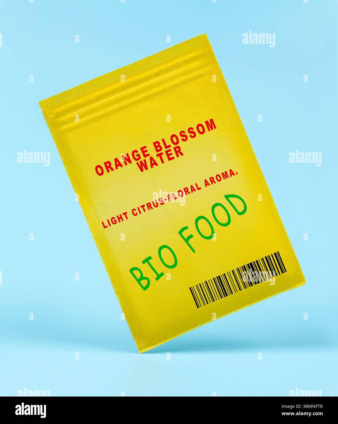 Orangenblütenwasser. Leichtes Zitrus-blumiges Aroma. Aus Orangenblüten gewonnen, für mediterrane und nahöstliche Desserts verwendet. Stockfoto