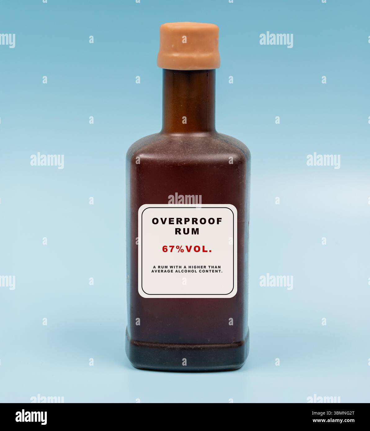 Überfester Rum. Ein Rum mit einem überdurchschnittlichen Alkoholgehalt. Overproof Rum ist bekannt für seinen intensiven Geschmack und seine Stärke, der häufig in Cocktails verwendet wird, die eine starke Rum-Präsenz erfordern. Es wird typischerweise in kleinen Mengen aufgrund seines hohen Alkoholgehalts genossen, der in der Regel von 57 Prozent bis reicht. Stockfoto