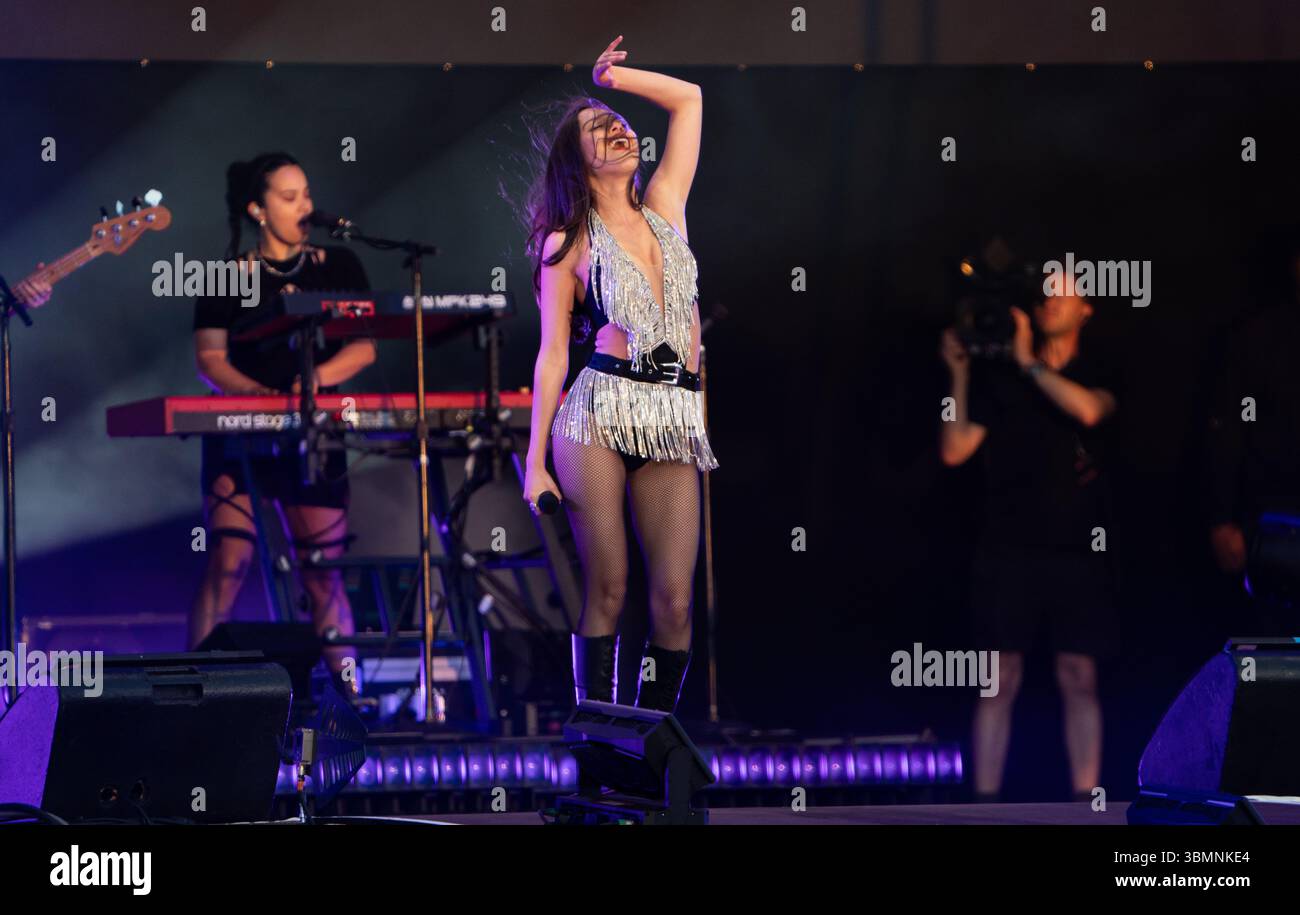 LONDON, ENGLAND - 27. JUNI: Olivia Rodrigo tritt am 27. Juni 2025 auf der Bühne des BST Hyde Park im Hyde Park in London auf. (Foto von Lounisphotography) Stockfoto