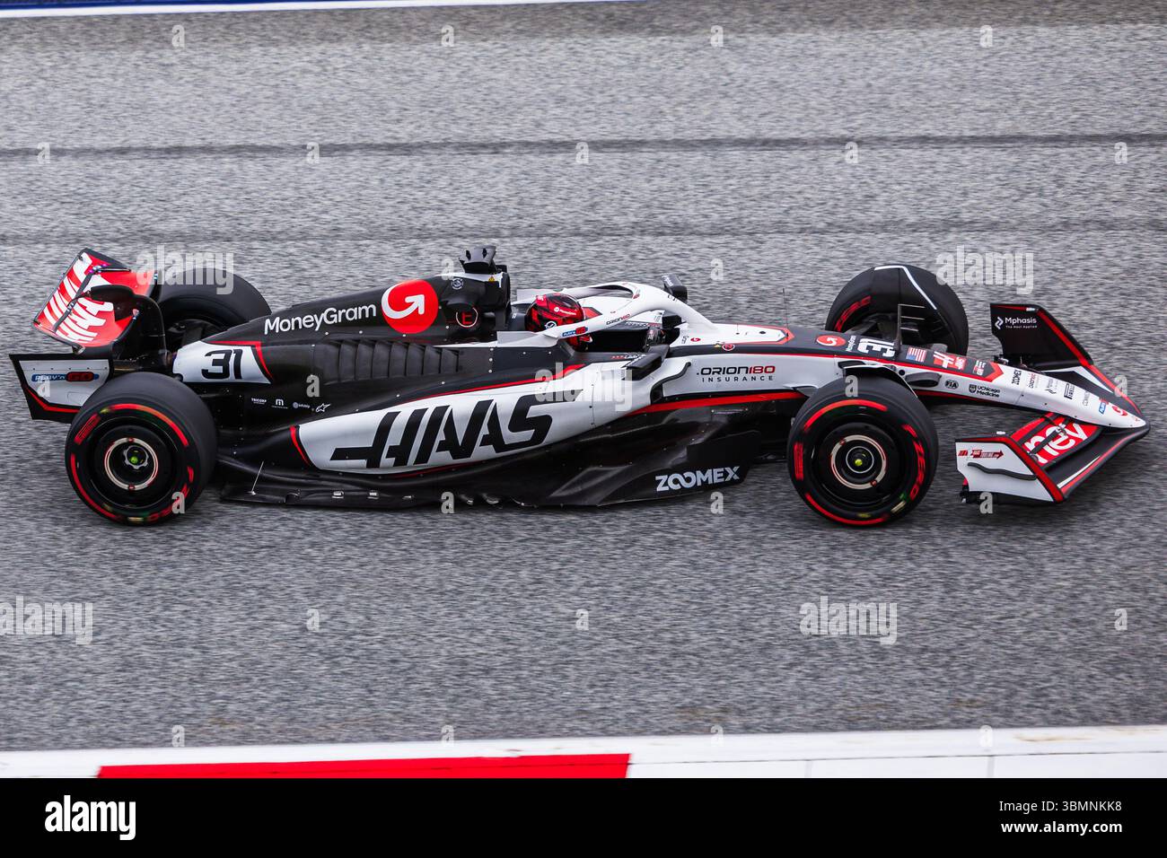 Esteban Ocon aus Frankreich und MoneyGram Haas F1 Team während des Formel 1 Grand Prix von Österreich im Freien Training 2 auf dem Red Bull Ring. (Foto: Jay Hirano / SOPA Images/SIPA USA) Stockfoto