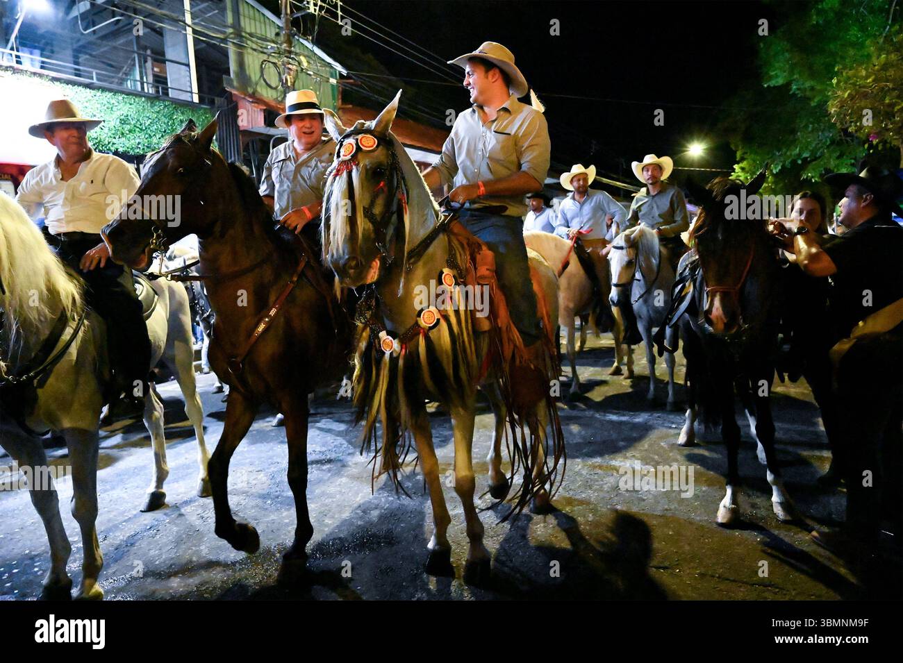BAGACES, PROVINZ GUANACASTE, COSTA RICA: Die Fahrer nehmen an dem jährlichen Tope Nacional Bagaces (Bagaces Top National) Teil, einem Wochenendfestival. Stockfoto BAGACES, PROVINZ GUANACASTE, COSTA RICA: Die Fahrer nehmen an dem jährlichen Tope Nacional Bagaces (Bagaces Top National) Teil, einem Wochenendfestival. Stockfoto