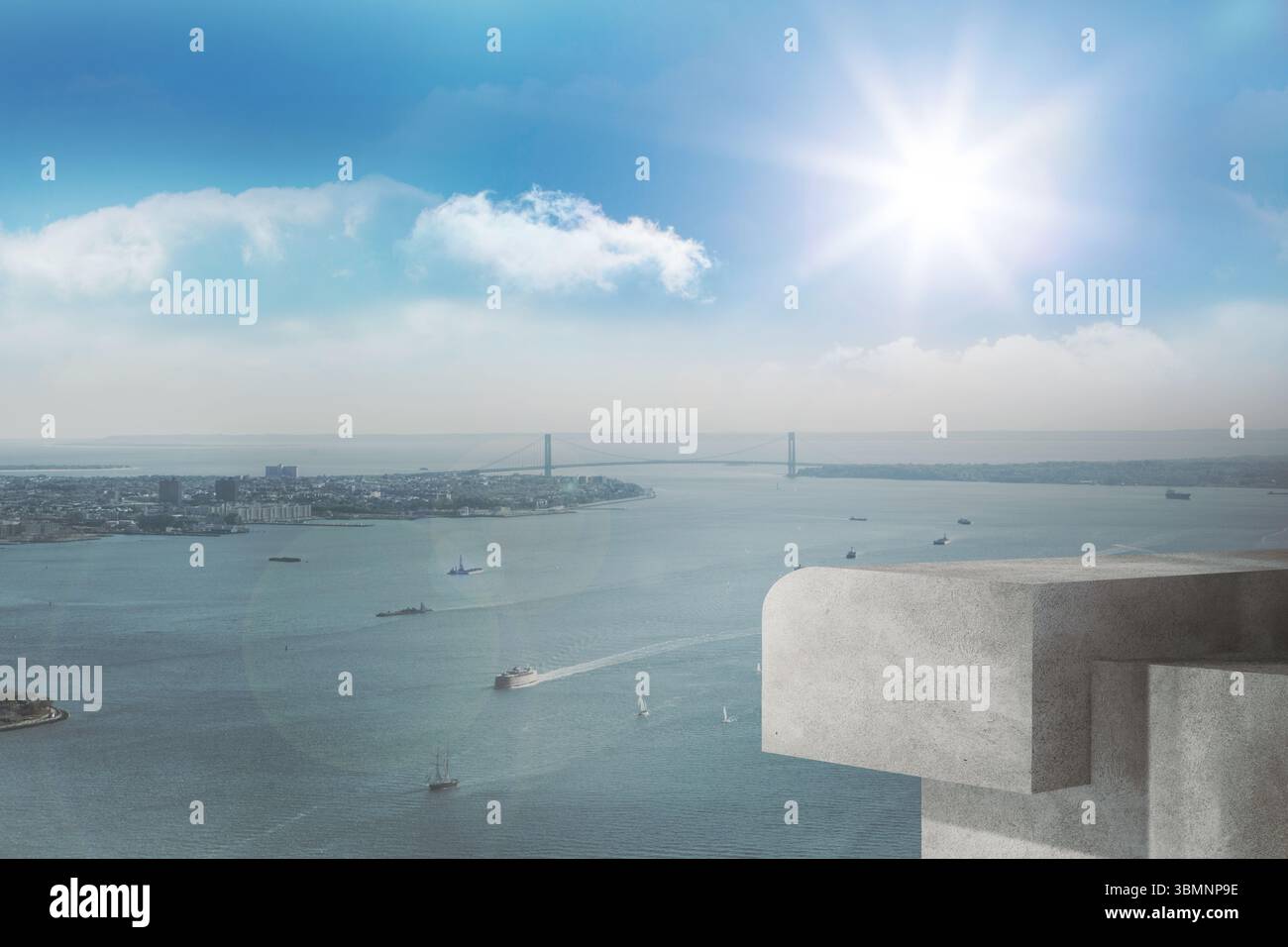 Flaches Design mit Blick auf den Hafen von der Betonplattform, Schiffe gleiten unter der Hängebrücke Stockfoto