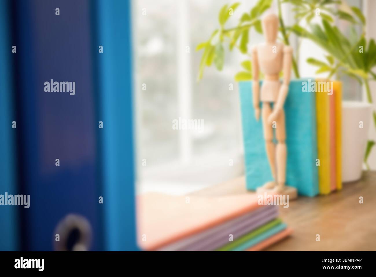 Figur auf Tisch für Fenster Stockfoto