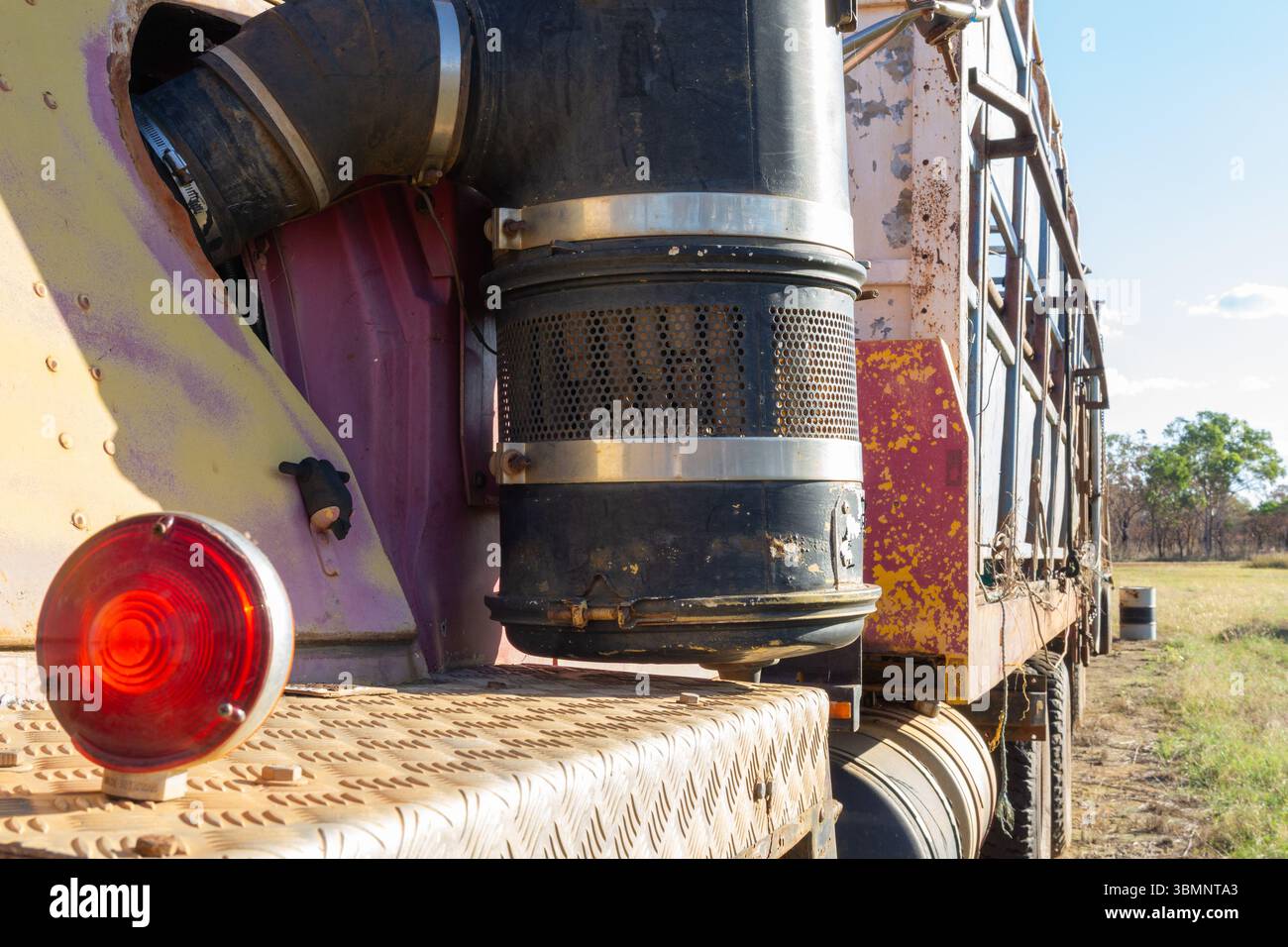 Rote Anzeigeleuchte auf der Stufe des alten Lkw-Lastwagens, der im Fahrerlager geparkt und links rostet. Stockfoto