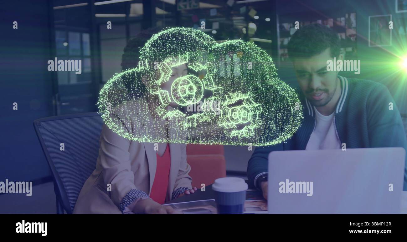 Technische Kollegen arbeiten im Büro mit Laptop-Becher, Dokumenten und holografischem Cloud-Symbol mit Zahnrädern zusammen Stockfoto
