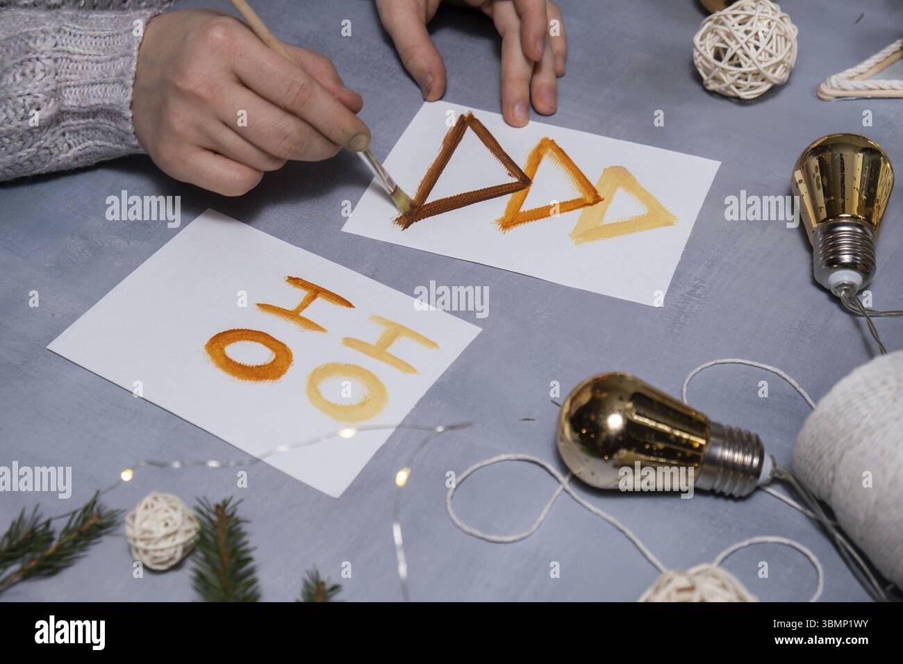 Geschenkidee zu Weihnachten. Machen Sie es selbst Anleitung Postkarte umweltfreundliche Dekoration. Handgemachte Geschenke für Kinder für heimwerker. Urlaubsfamilie tim Stockfoto