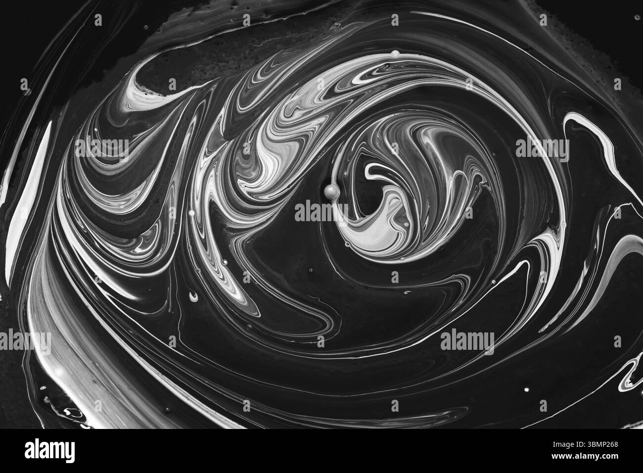 Weiße abstrakte Wellen und Wirbel auf Schwarz. Fluid Art. Abstrakter Marmorhintergrund oder Textur Stockfoto