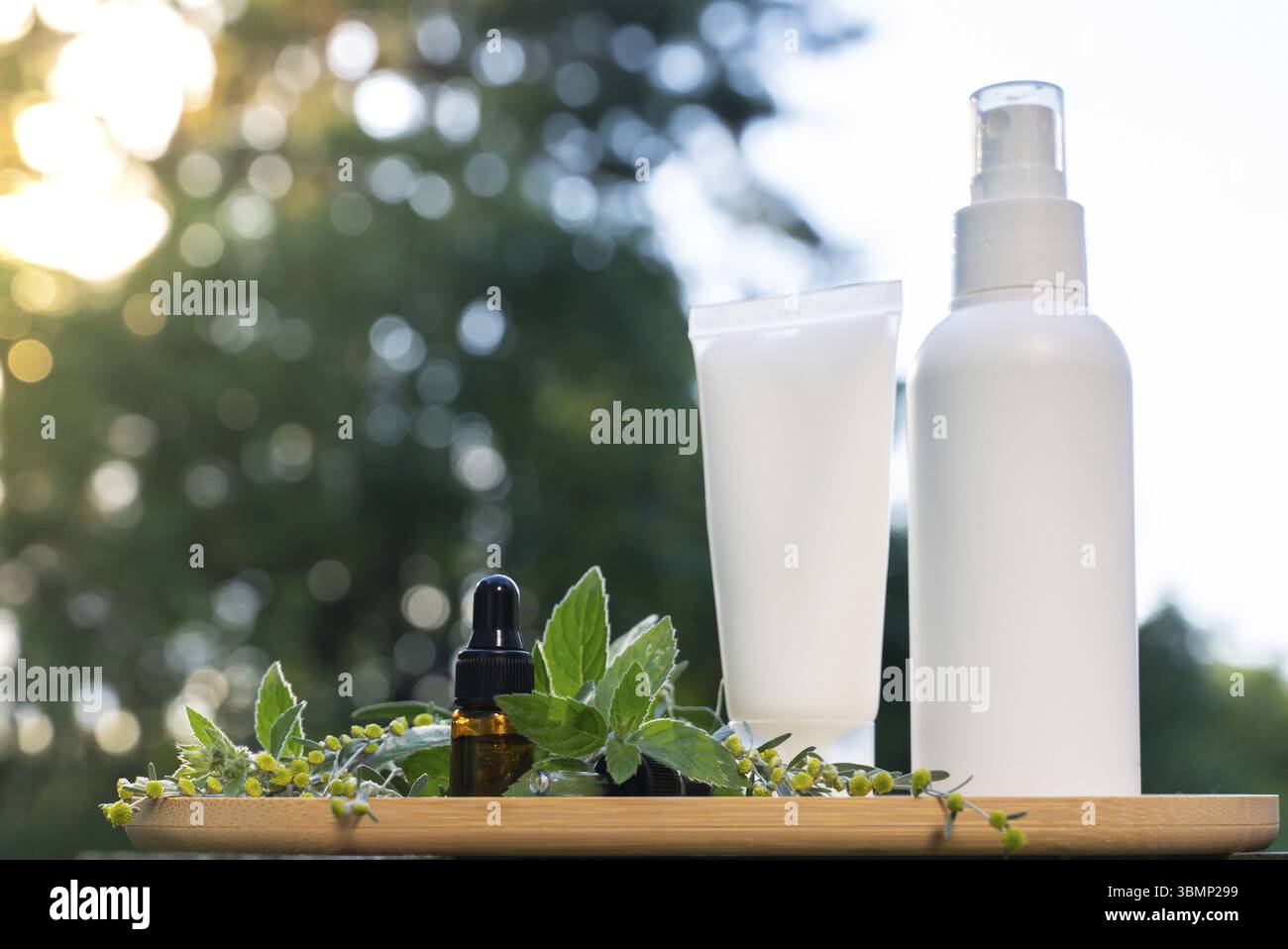 Weiße handgemachte Kosmetikflaschen Vorlage Mockup Hautpflege Kräuter Alternative Insektenschutz draußen im Sommer. Ich versuche, Mücken zu töten Stockfoto