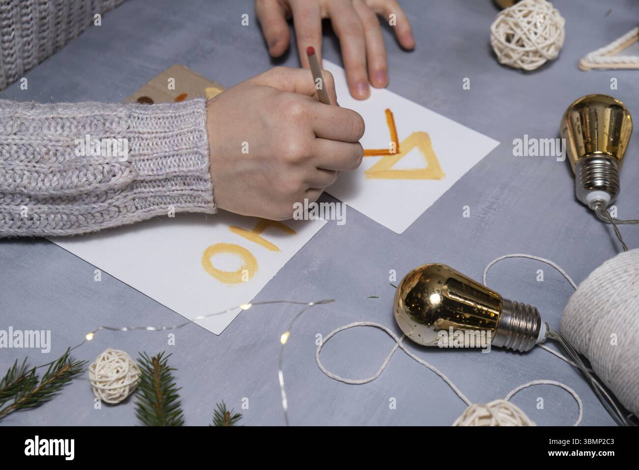 Geschenkidee zu Weihnachten. Machen Sie es selbst Anleitung Postkarte umweltfreundliche Dekoration. Handgemachte Geschenke für Kinder für heimwerker. Urlaubsfamilie tim Stockfoto