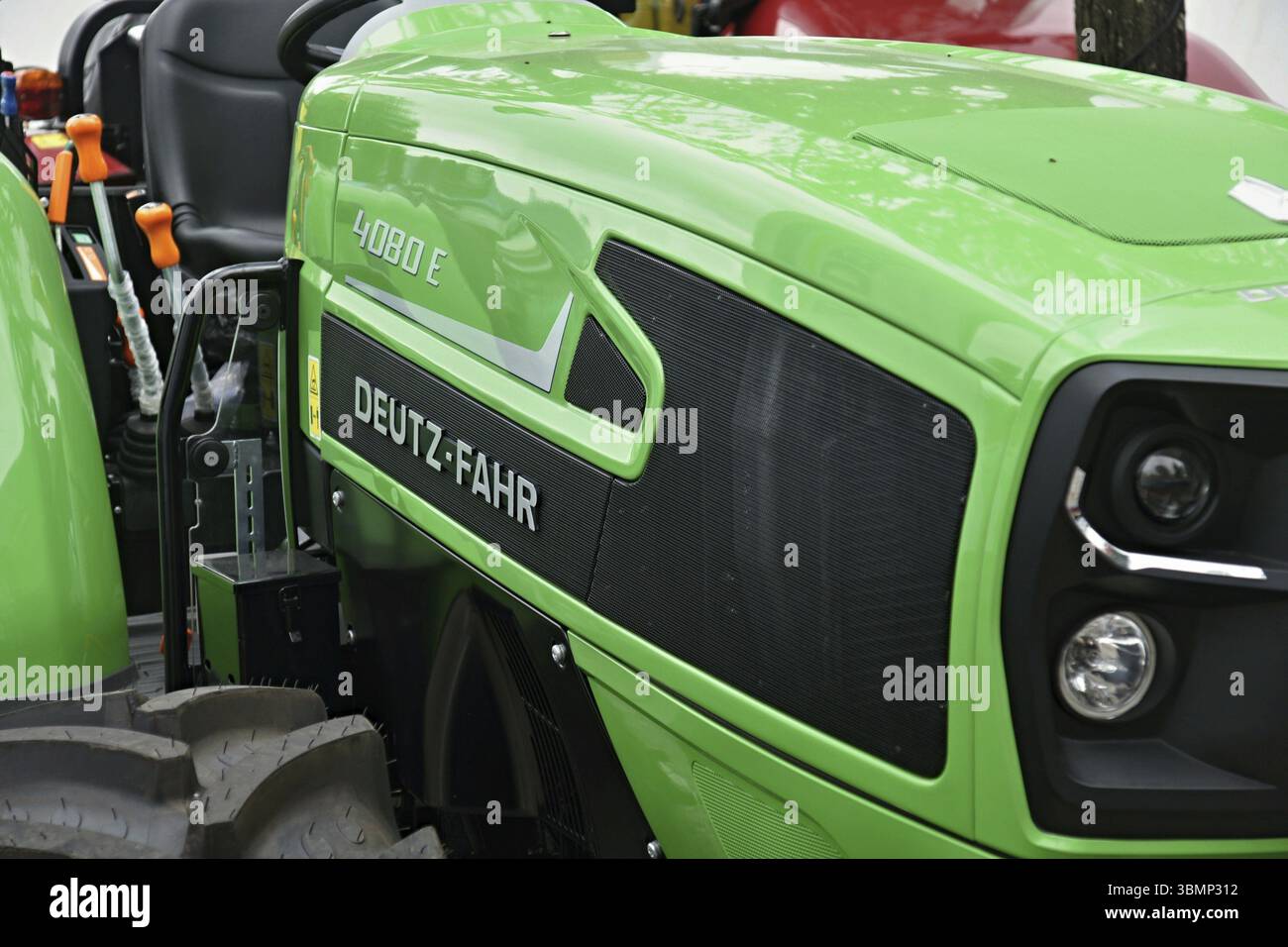 Nahaufnahme eines DEUTZ-fahr 4080 E Traktors mit leistungsstarkem Motor und modernem Design Stockfoto