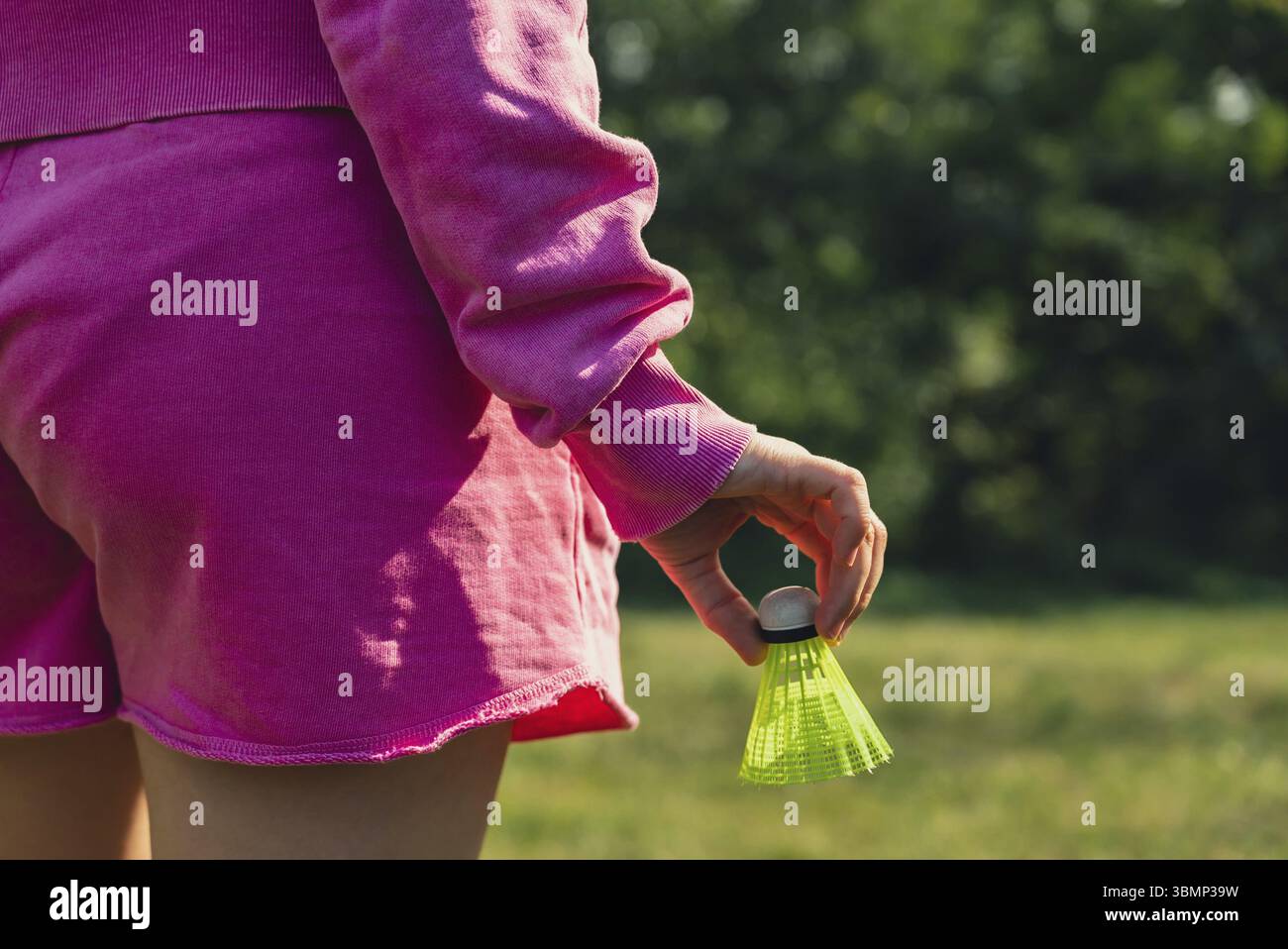 Unerkennbare Frau, die mit Holzbadmintonschlägern und Shuttlecocks mit weichem Focus-Konzept spielt. Kopierraum Outdoor-Aktivitäten im Sommer. Staycation leisu Stockfoto