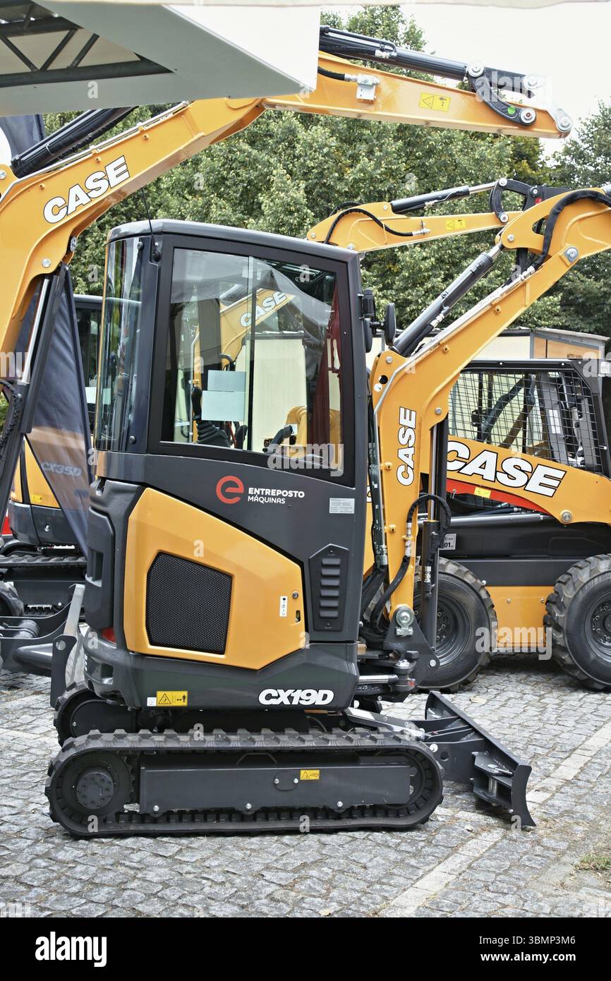 Brandneuer Minibagger CASE CX19D, geparkt mit angehobenem Arm und Löffel Stockfoto